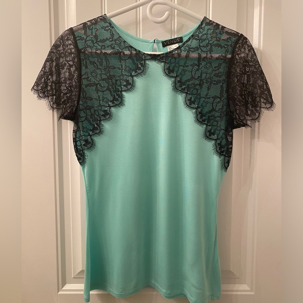 NWOT VENUS SIZE MEDIUM TEAL BLUE T-SHIRT WITH BLACK LACE SHORT SLEEVE DETAIL